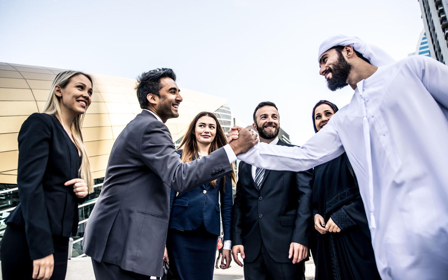 Emirati vs Expat İnvestorlar Daşınmaz Əmlak Bazarının Qarşılaşması