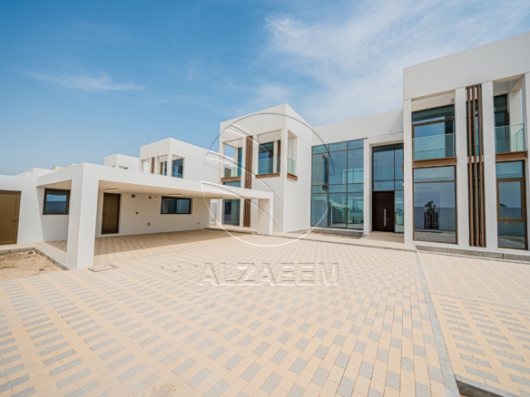 VACANT Exclusive V-5 SELECT | Partial Sea View
