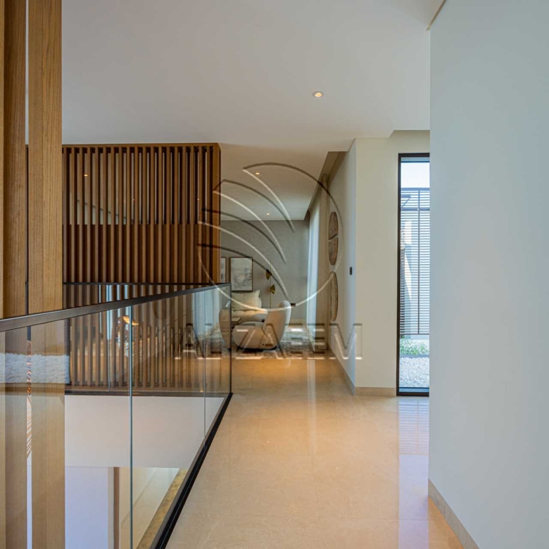 √Luxury Living | High Ceiling | Single Row Corner√
