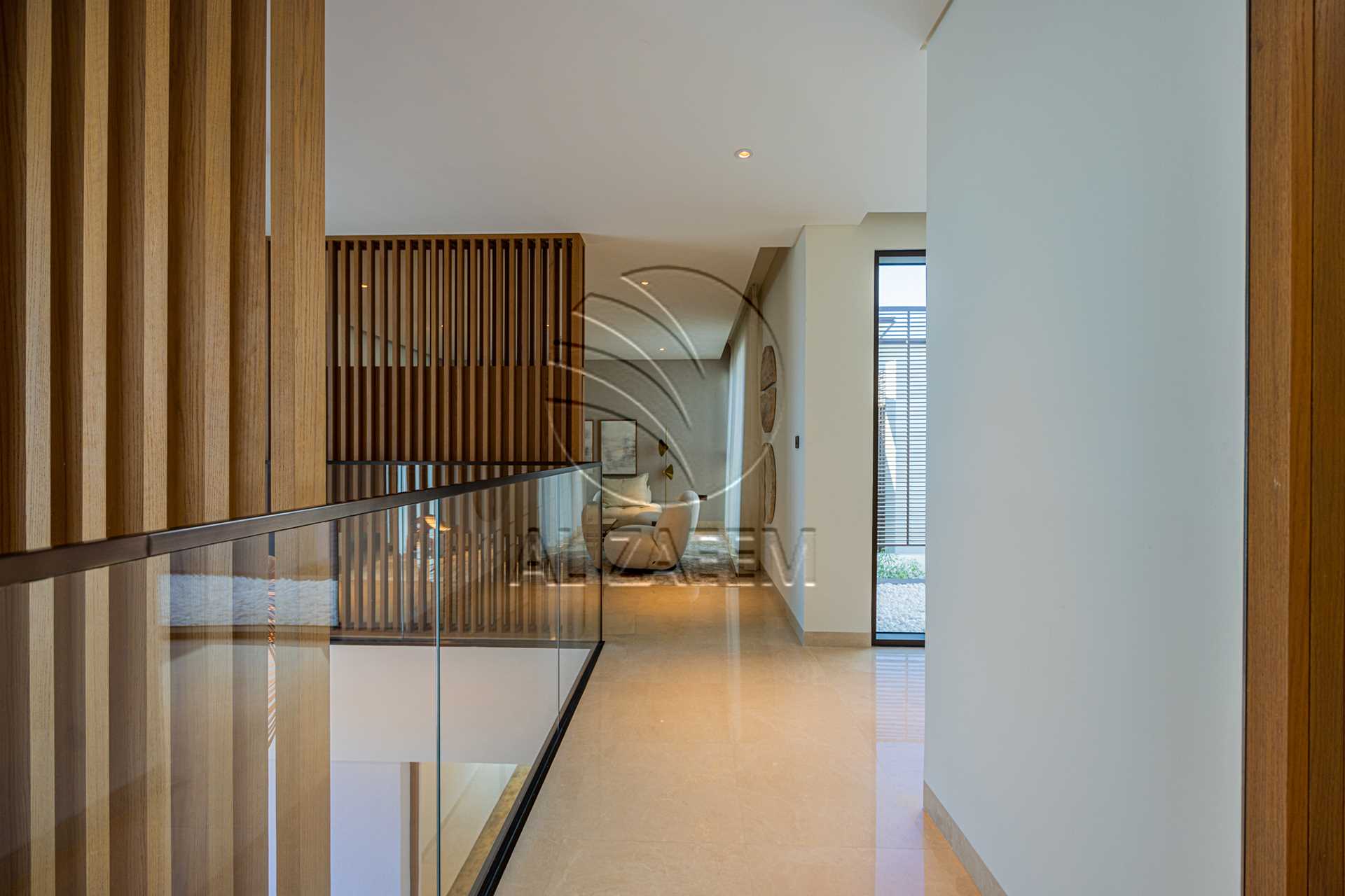 √Luxury Living | High Ceiling | Single Row Corner√