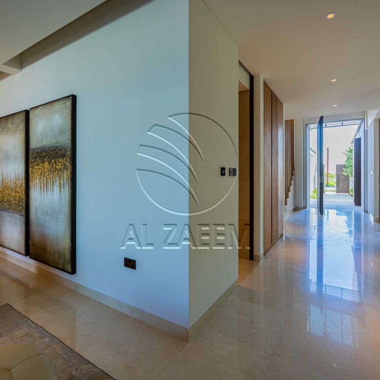 √Luxury Living | High Ceiling | Single Row Corner√