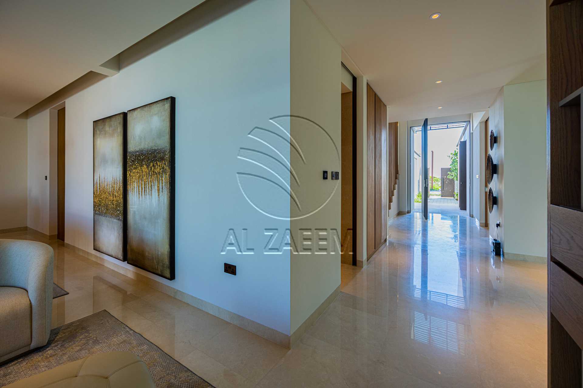 √Luxury Living | High Ceiling | Single Row Corner√