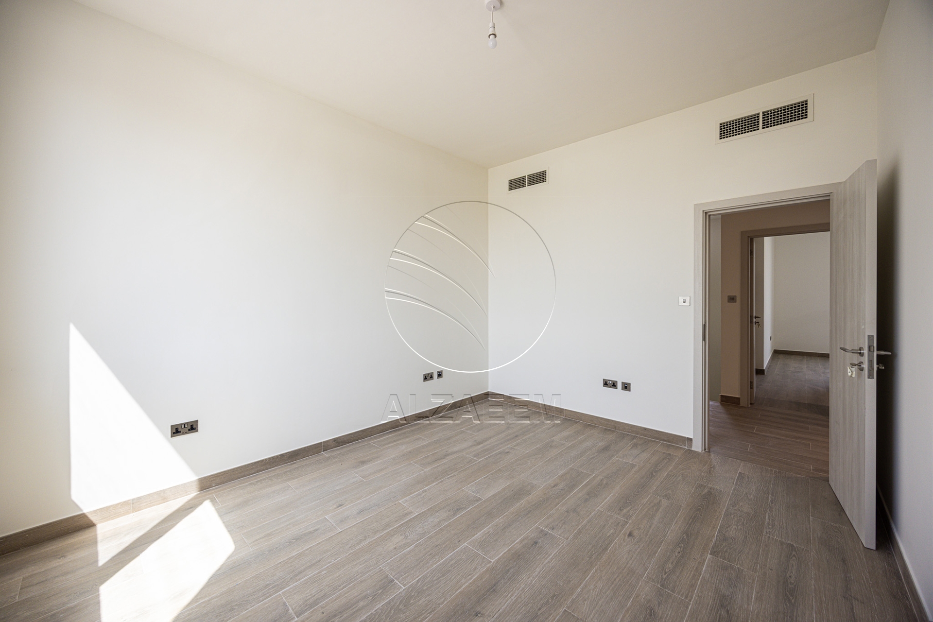 VACANT 3BR TH | Prime Location | FURNISHED!