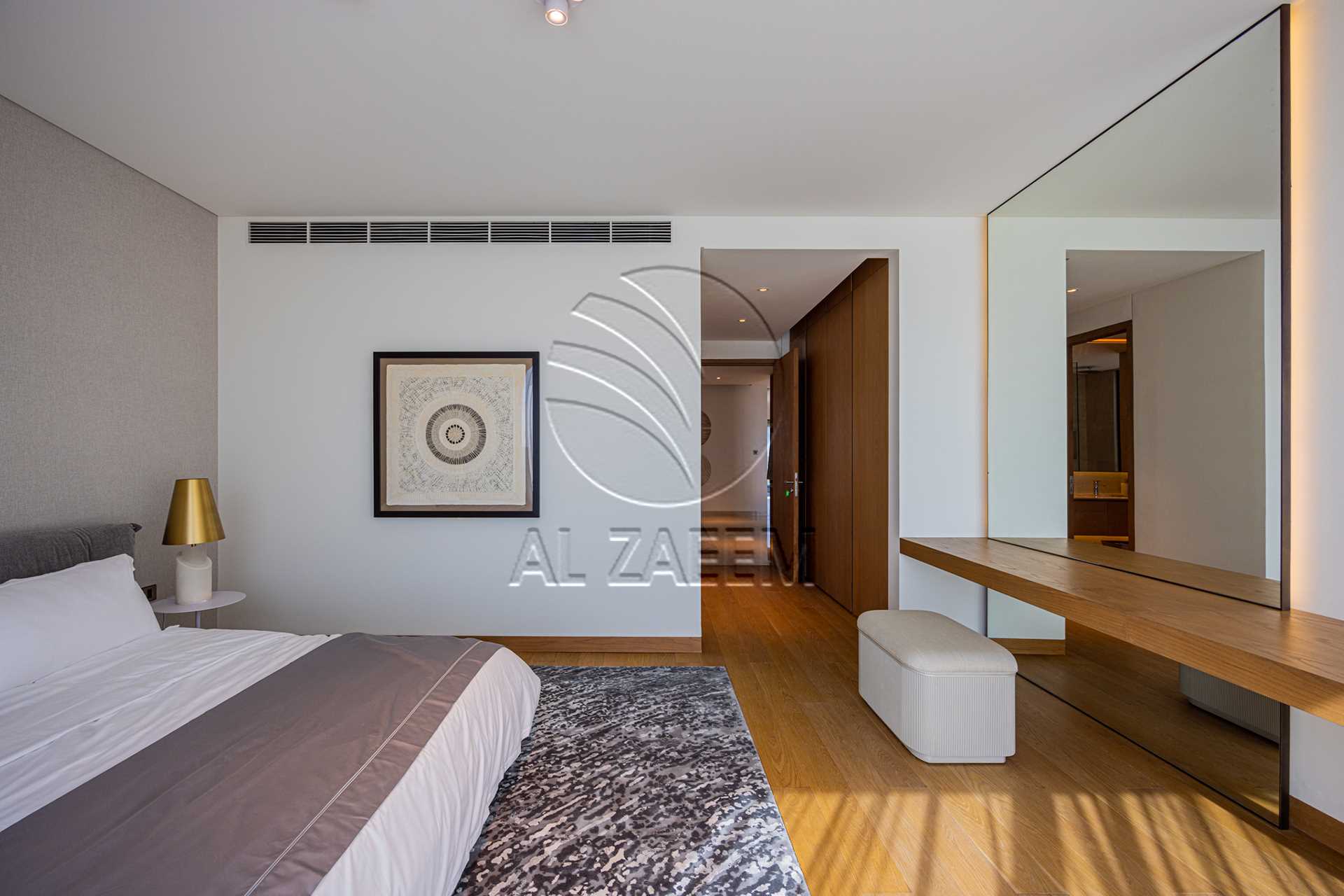 √Luxury Living | High Ceiling | Single Row Corner√