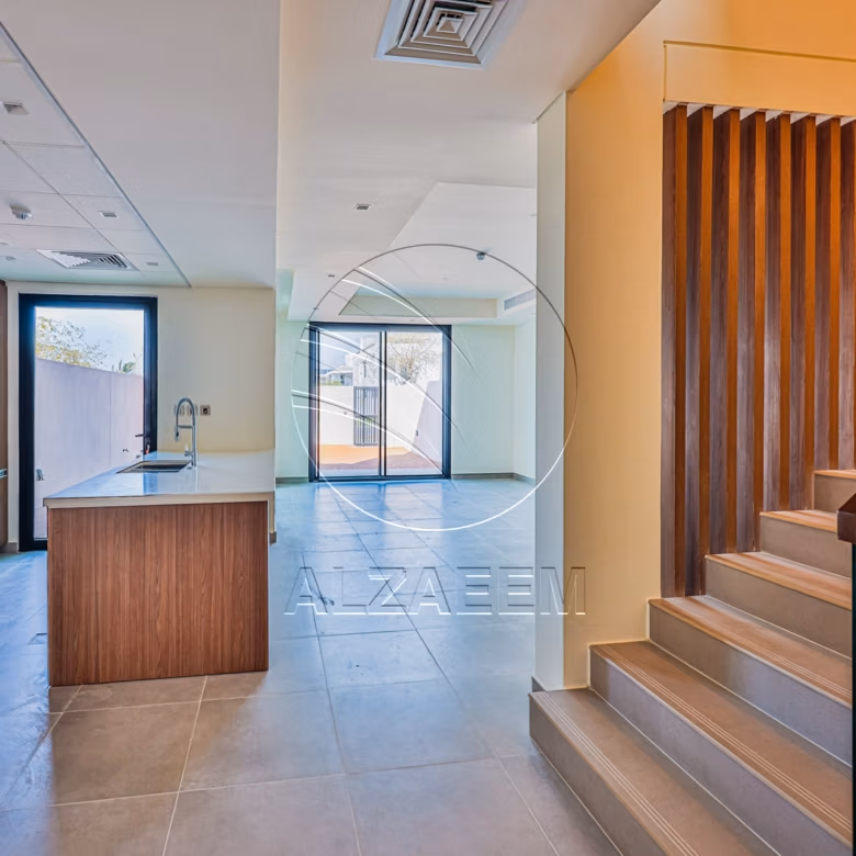 √ HOT! Single Row – Mid Unit | VACANT √