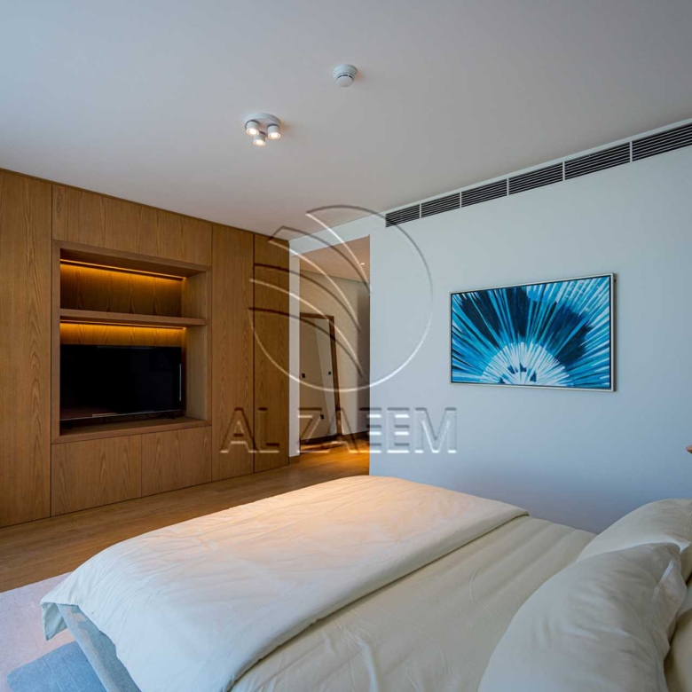 √Luxury Living | High Ceiling | Single Row Corner√
