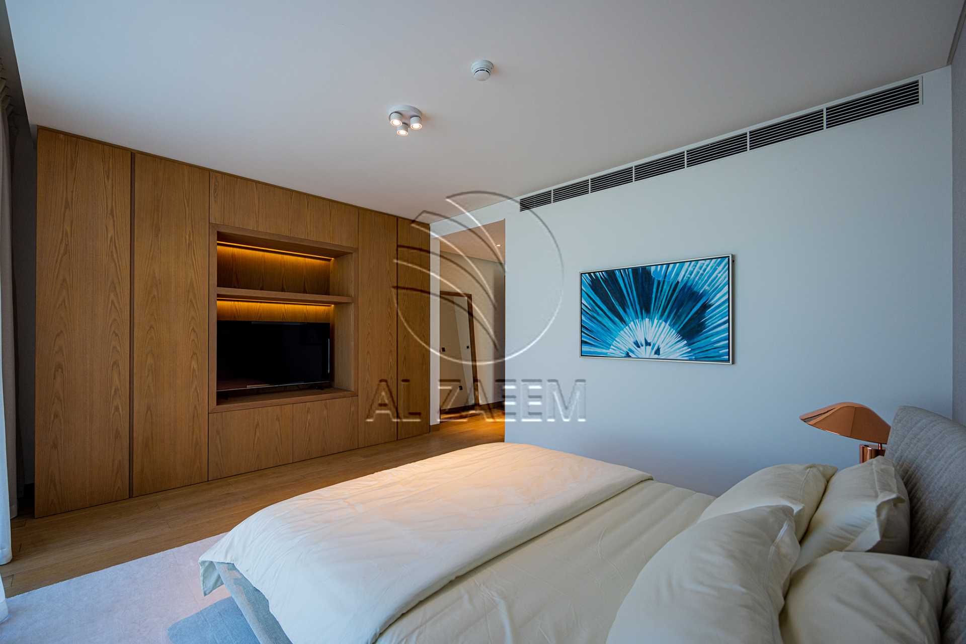 √Luxury Living | High Ceiling | Single Row Corner√