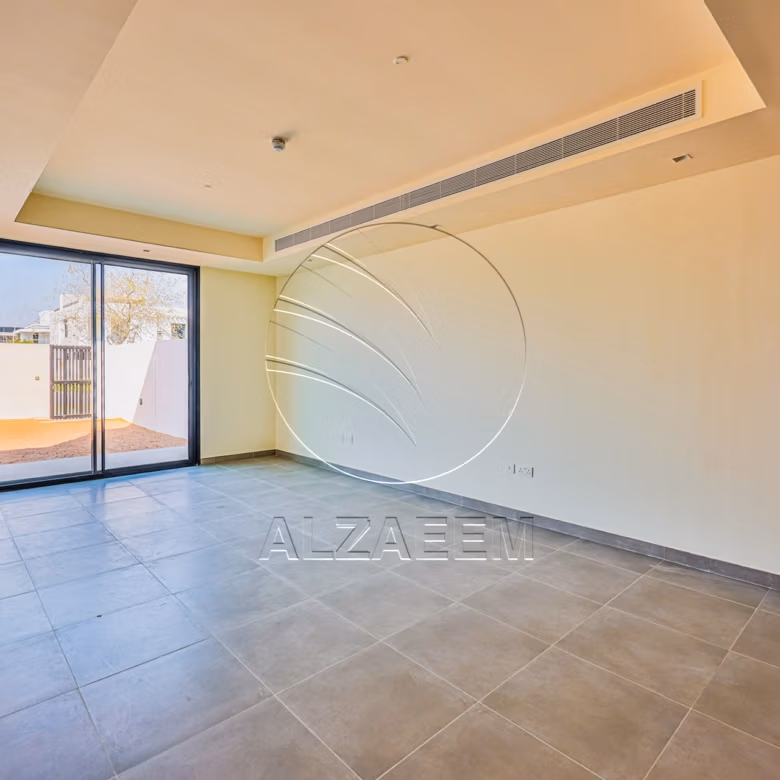 √ HOT! Single Row – Mid Unit | VACANT √