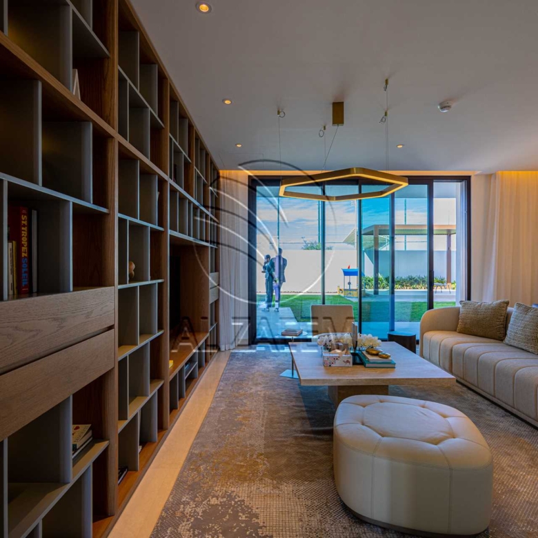 √Luxury Living | High Ceiling | Single Row Corner√