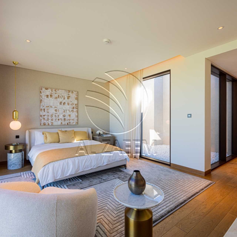 √Luxury Living | High Ceiling | Single Row Corner√