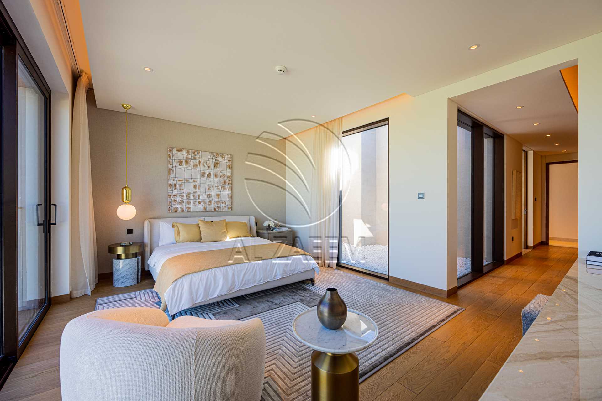 √Luxury Living | High Ceiling | Single Row Corner√