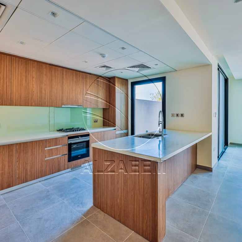 √ HOT! Single Row – Mid Unit | VACANT √