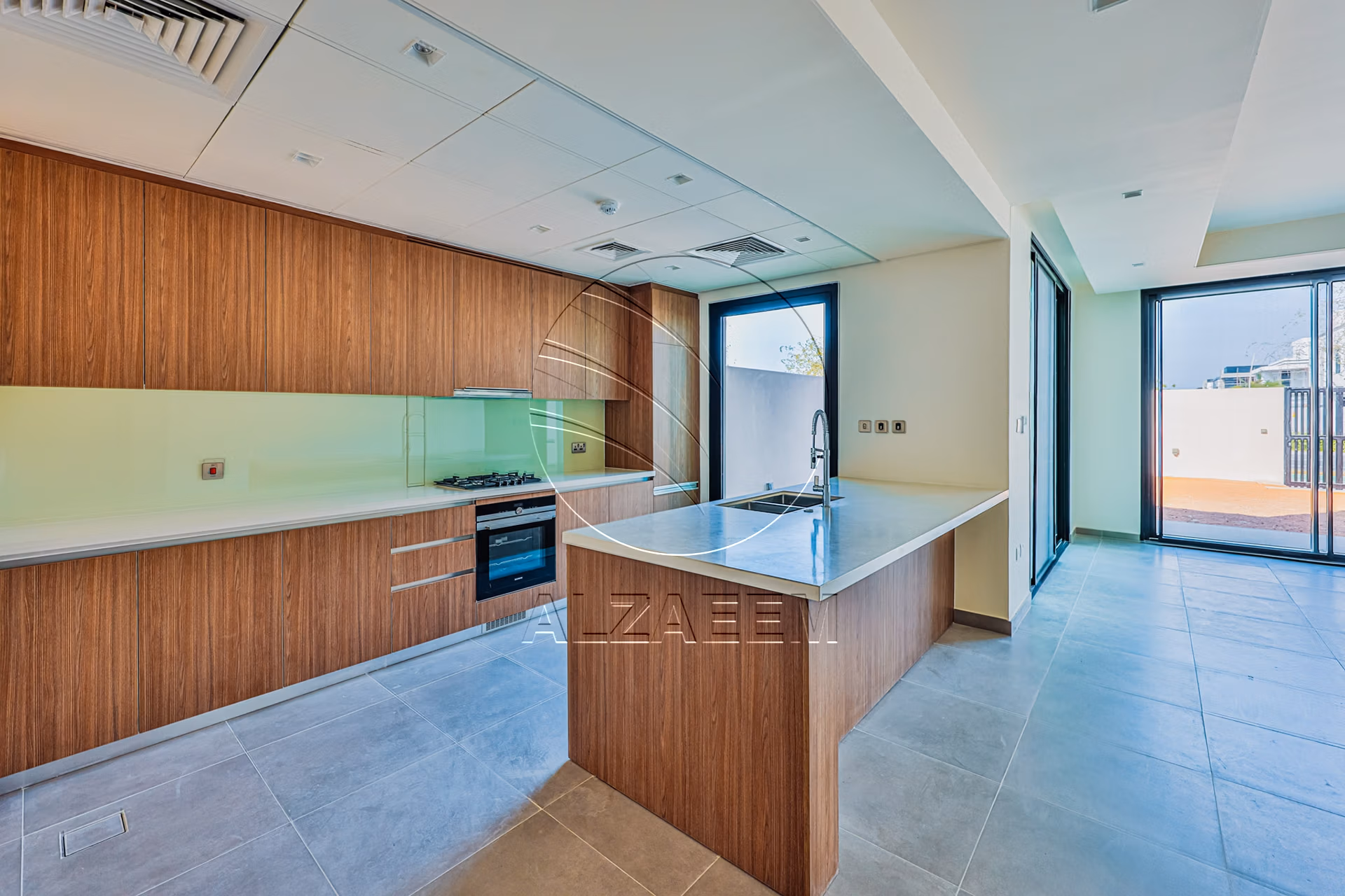 √ HOT! Single Row – Mid Unit | VACANT √