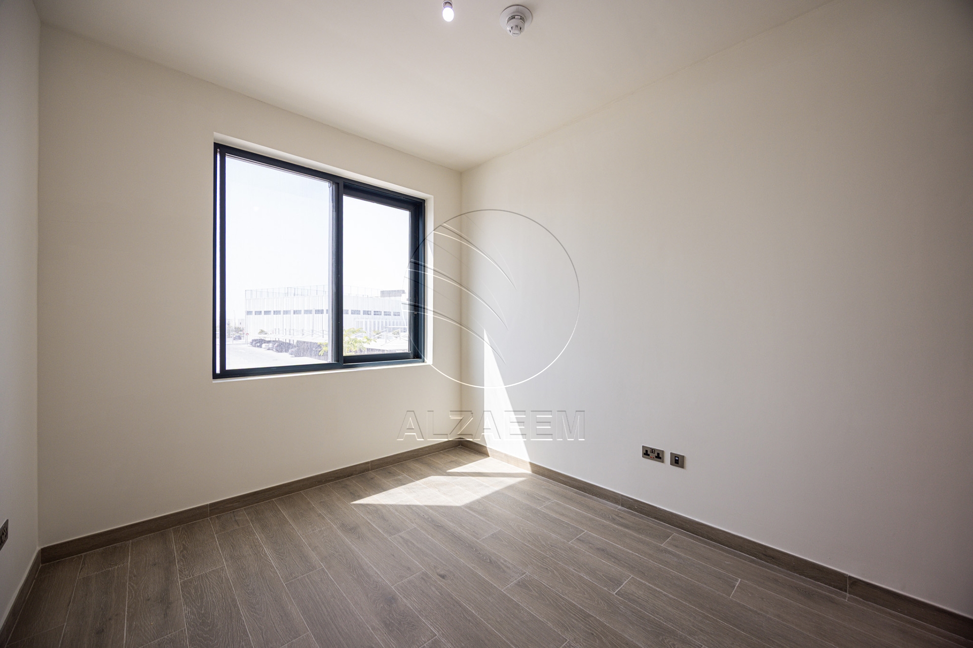 VACANT! 3BR TH | Prime Location | Modern Design