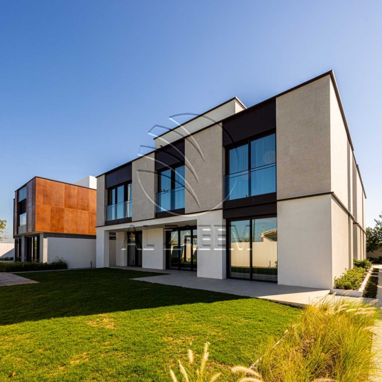 √Luxury Living | High Ceiling | Single Row Corner√