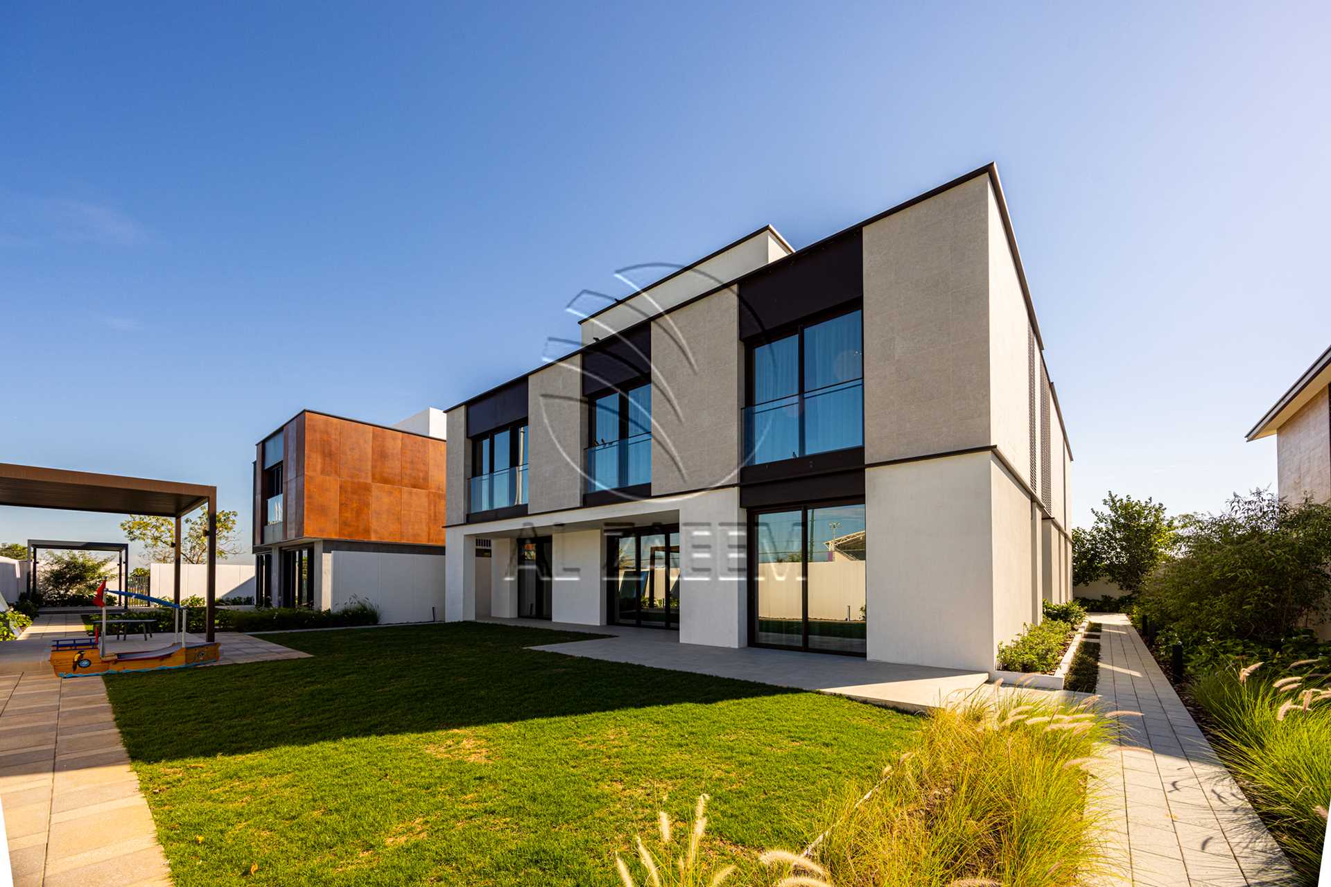 √Luxury Living | High Ceiling | Single Row Corner√