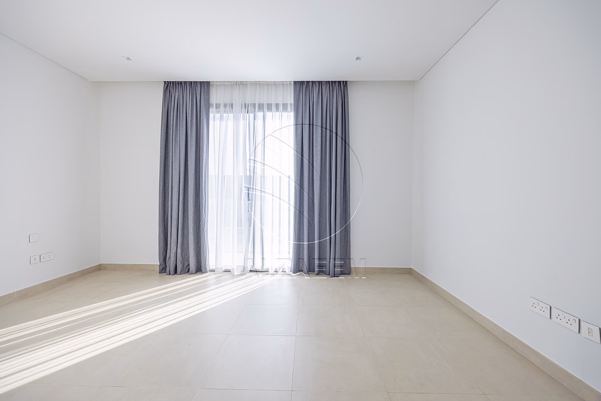 √Huge Corner Unit | VACANT | Steps from the Park√
