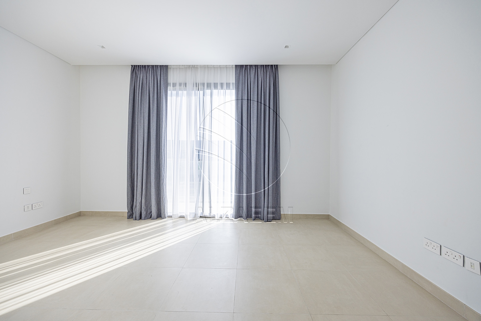 Huge Corner Unit | VACANT | Steps from the Park
