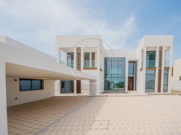 √VACANT Exclusive V-5 SELECT | Partial Sea View√