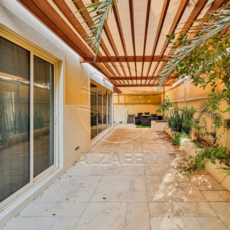 √ Private Pool | Type A | Tenanted | CORNER √