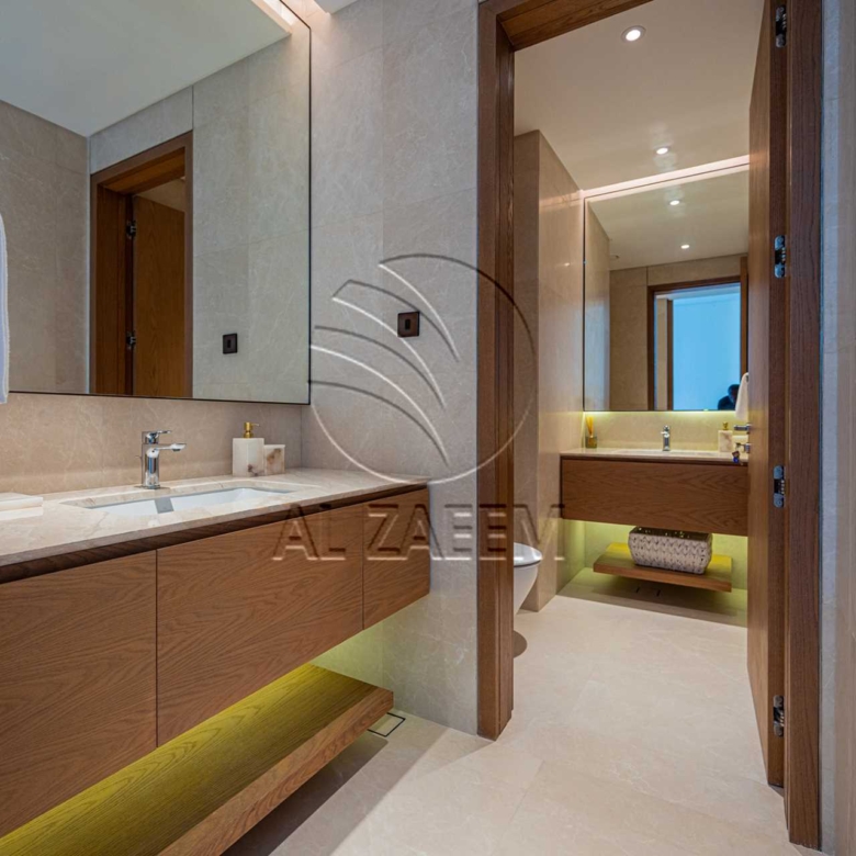 √Luxury Living | High Ceiling | Single Row Corner√