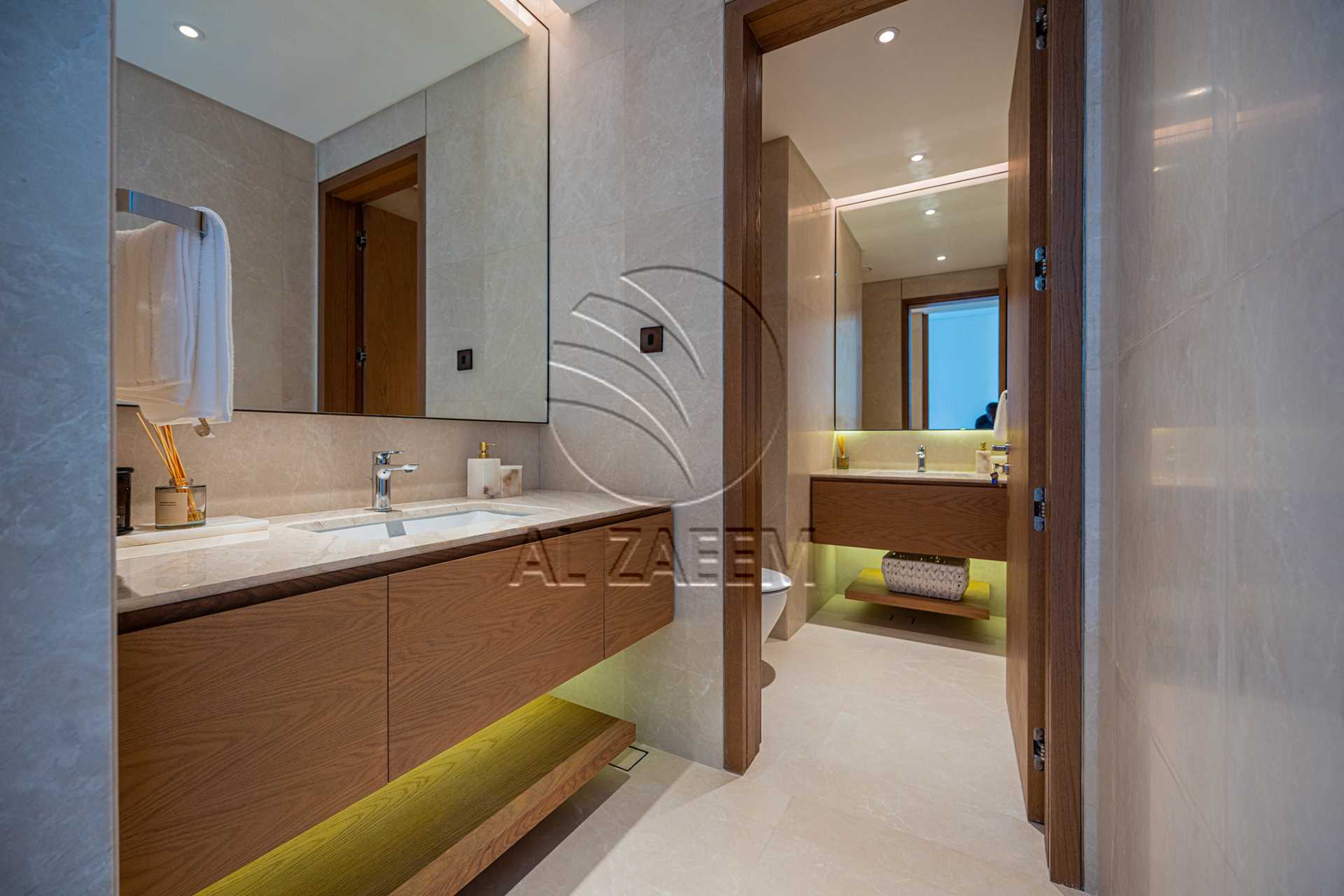 √Luxury Living | High Ceiling | Single Row Corner√