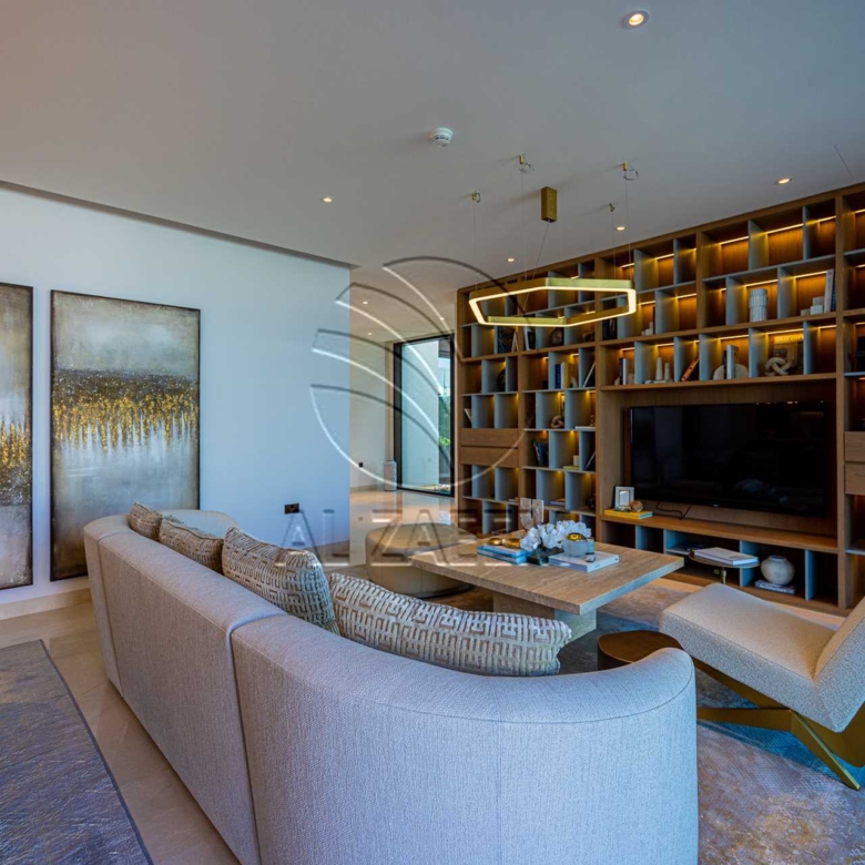 √Luxury Living | High Ceiling | Single Row Corner√