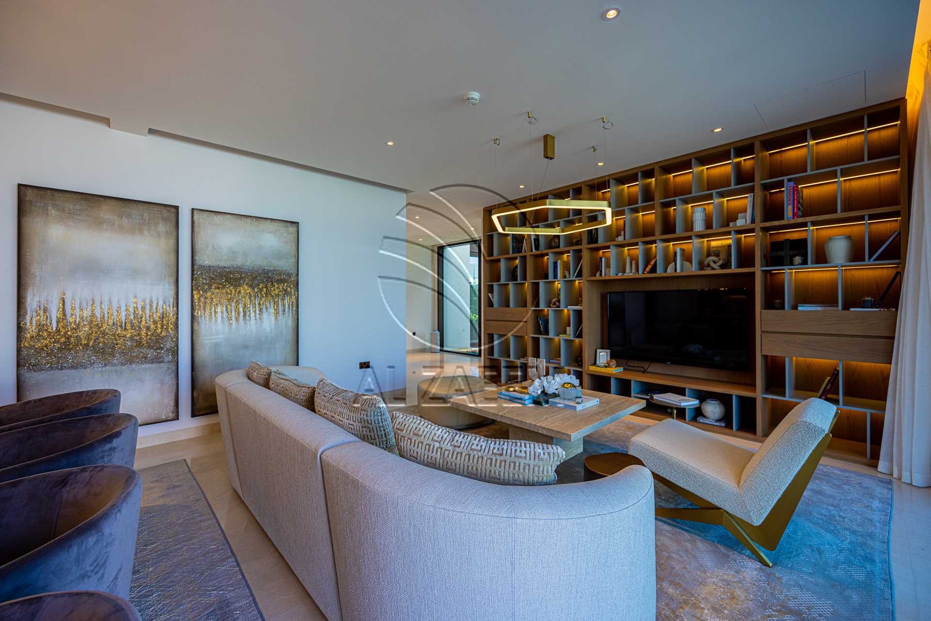√Luxury Living | High Ceiling | Single Row Corner√