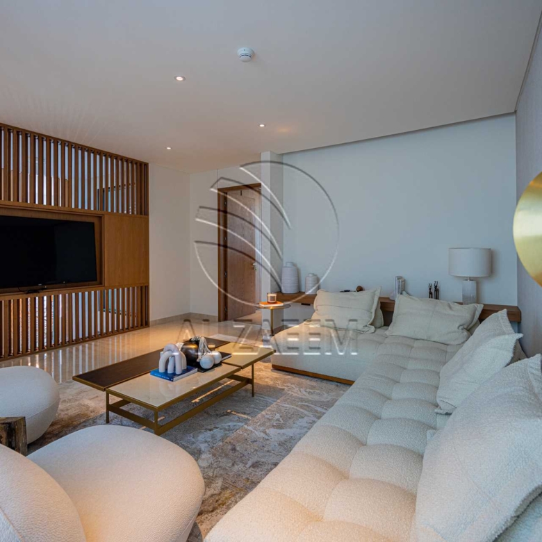 √Luxury Living | High Ceiling | Single Row Corner√