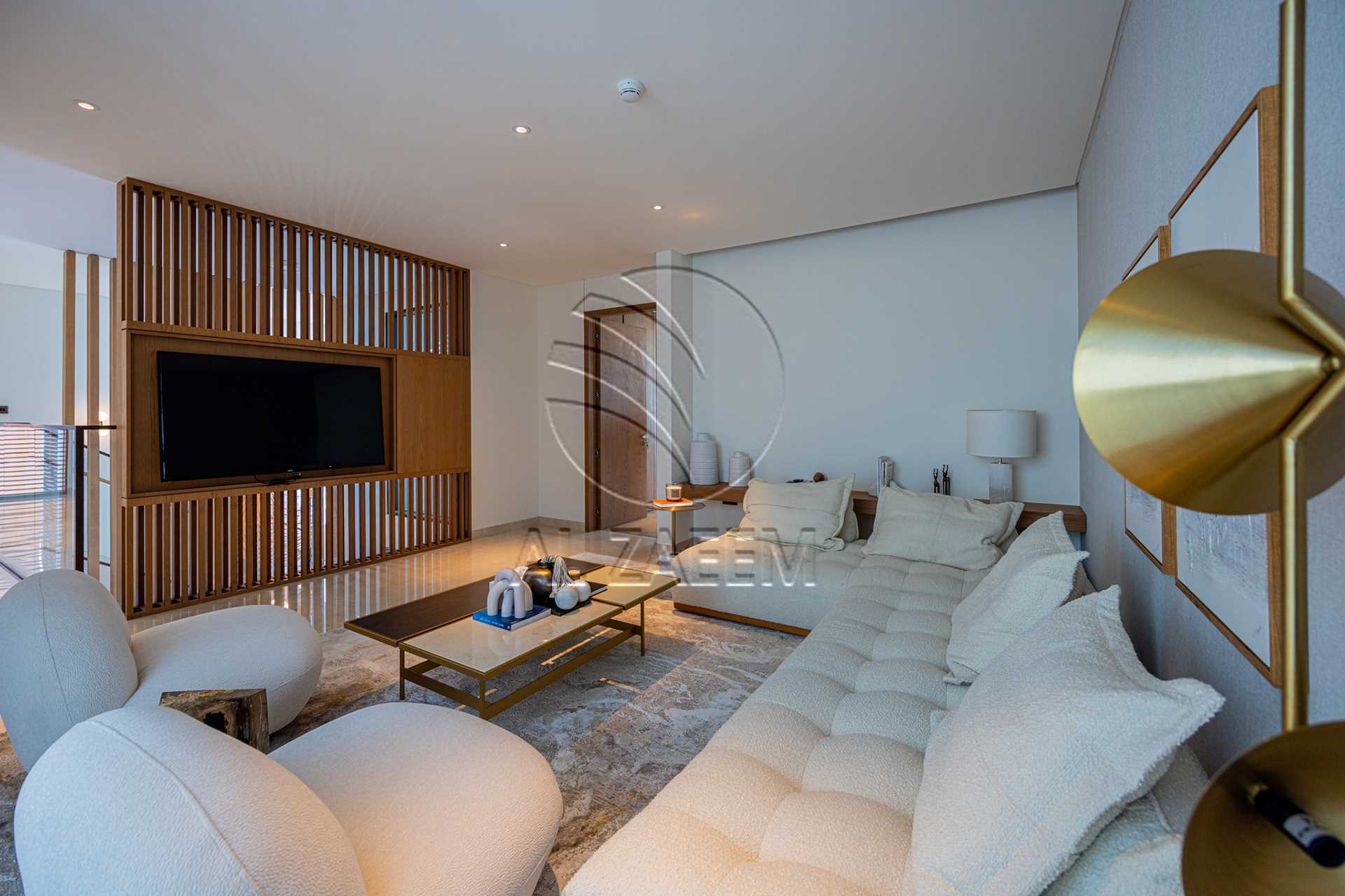 √Luxury Living | High Ceiling | Single Row Corner√