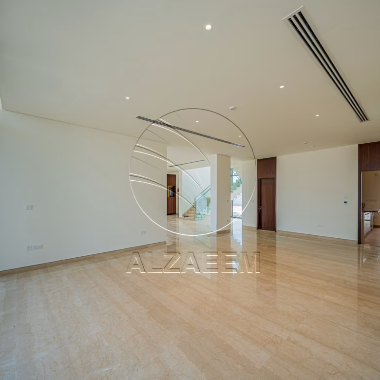 √VACANT Exclusive V-5 SELECT | Partial Sea View√