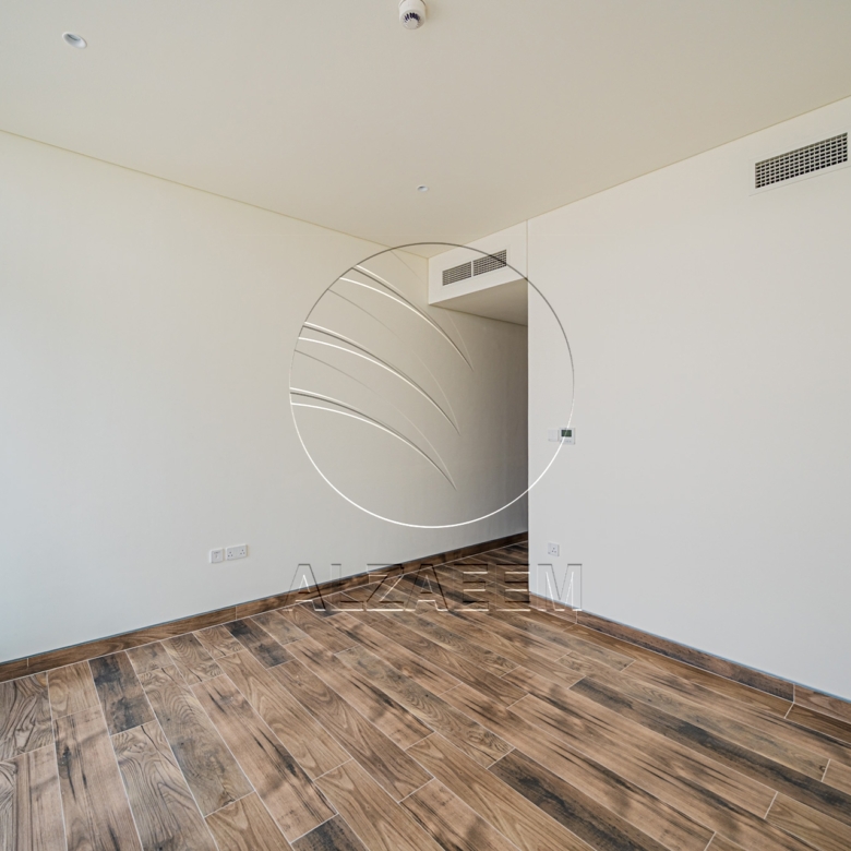 VACANT Exclusive V-5 SELECT | Partial Sea View