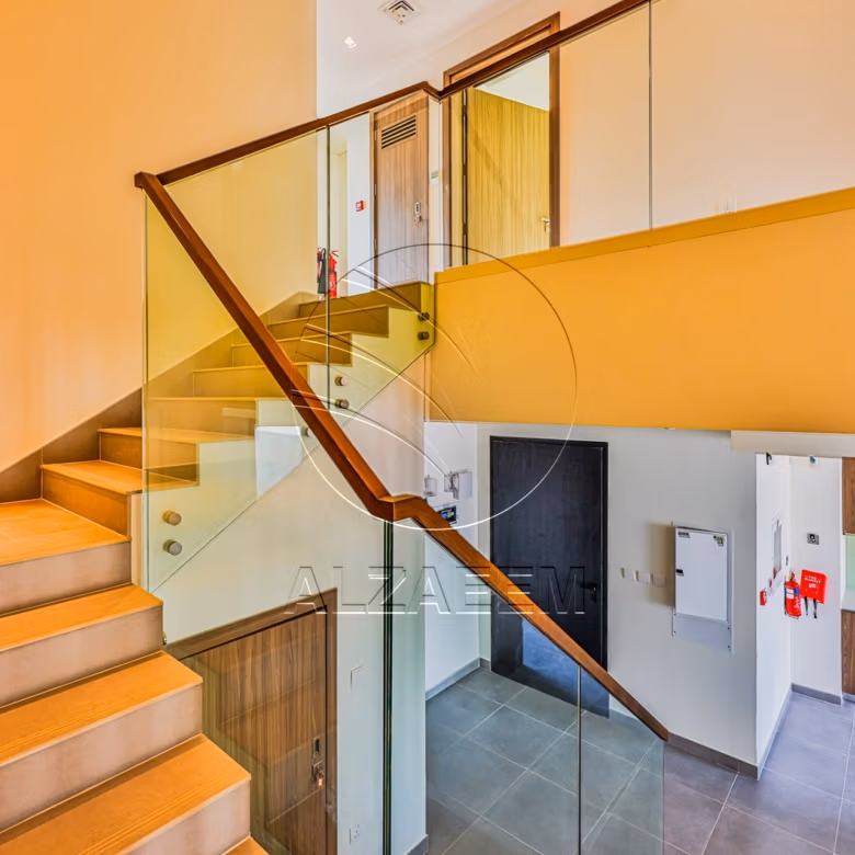 √ HOT! Single Row – Mid Unit | VACANT √