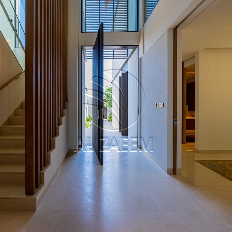 √Luxury Living | High Ceiling | Single Row Corner√