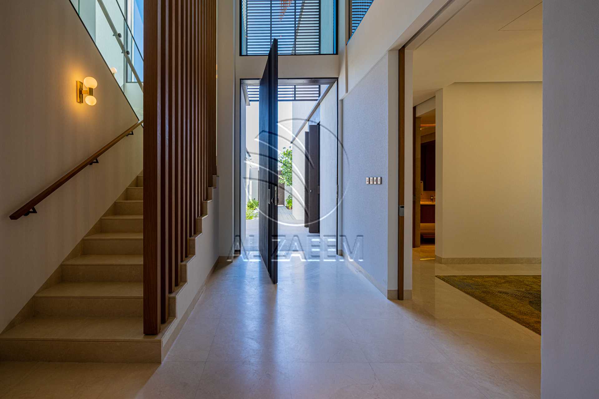 √Luxury Living | High Ceiling | Single Row Corner√
