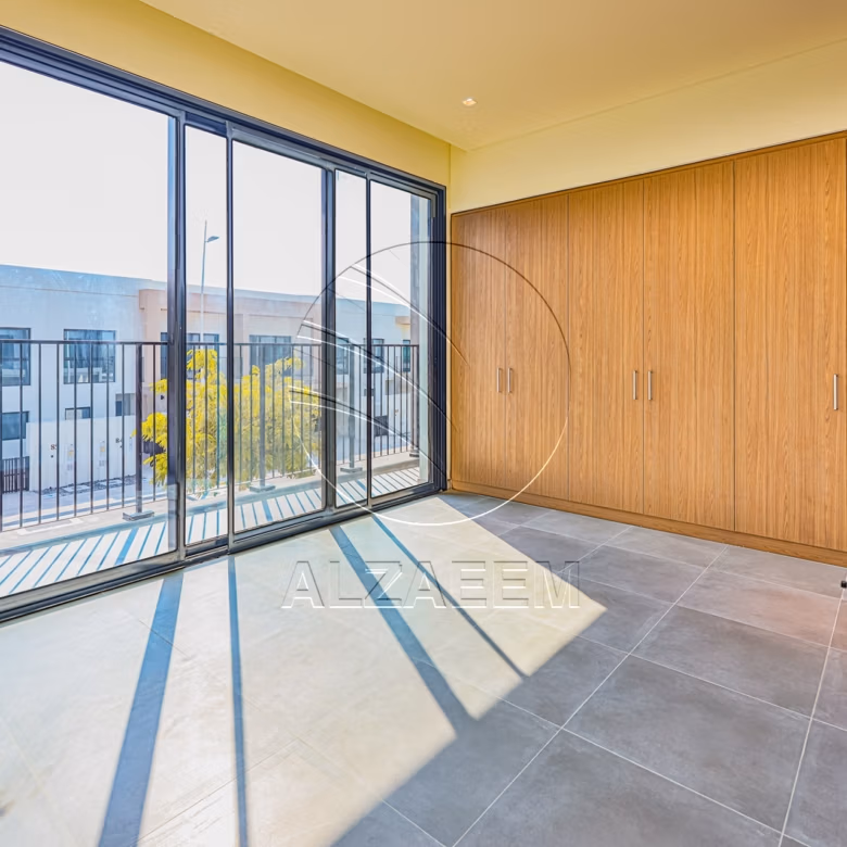 √ HOT! Single Row – Mid Unit | VACANT √