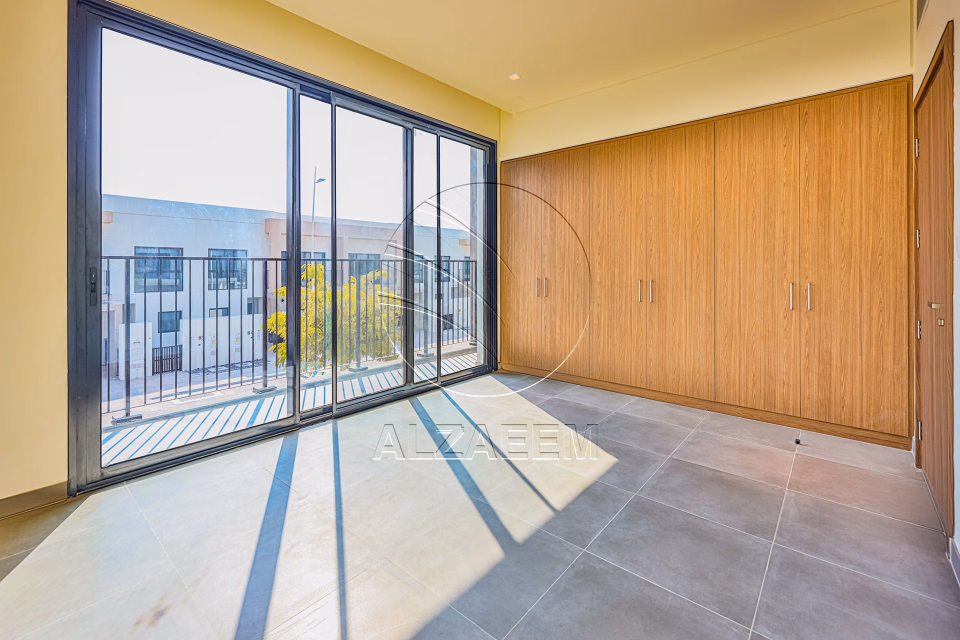 √ HOT! Single Row – Mid Unit | VACANT √
