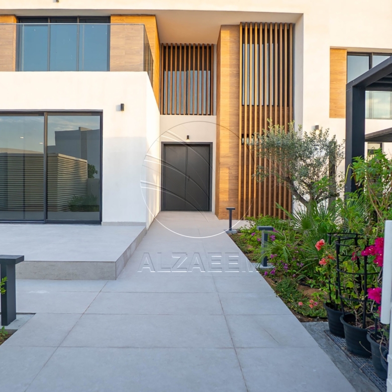 High Quality Upgraded Villa | Single Row | VACANT