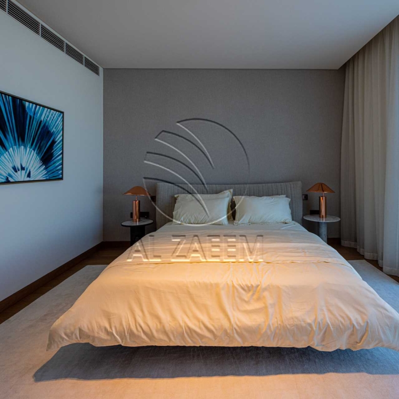 √Luxury Living | High Ceiling | Single Row Corner√
