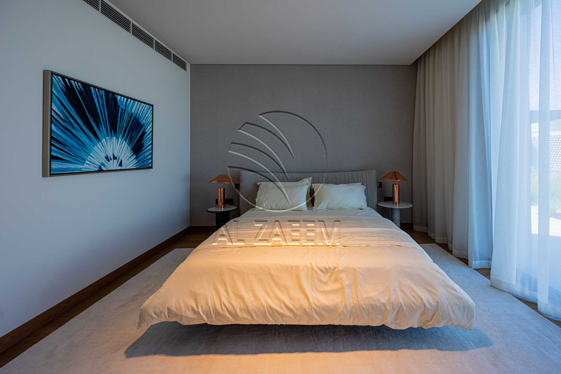 √Luxury Living | High Ceiling | Single Row Corner√