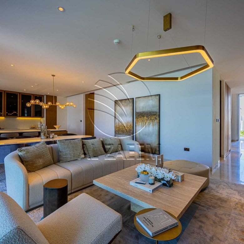 √Luxury Living | High Ceiling | Single Row Corner√