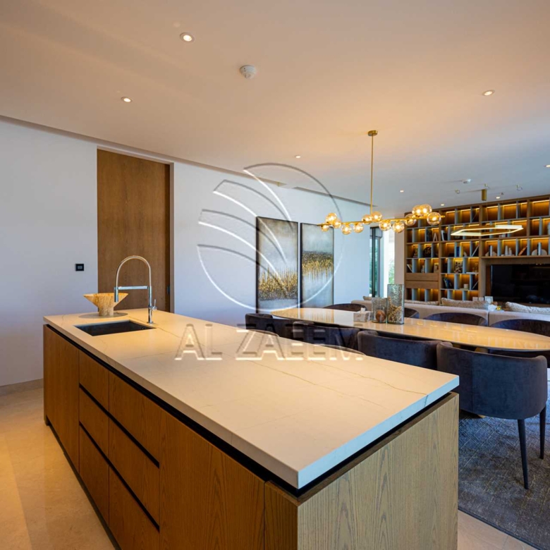 √Luxury Living | High Ceiling | Single Row Corner√