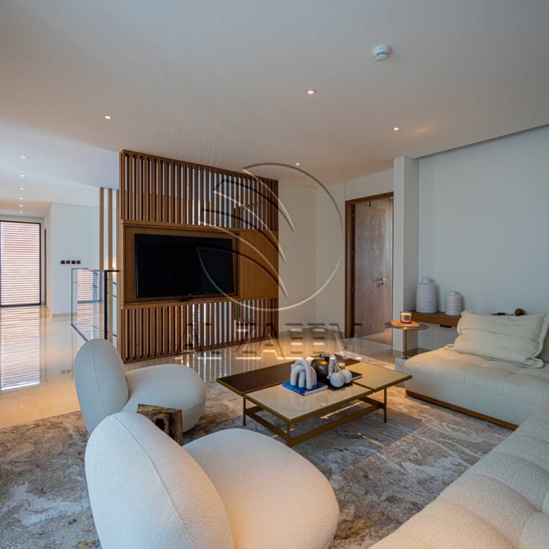 √Luxury Living | High Ceiling | Single Row Corner√