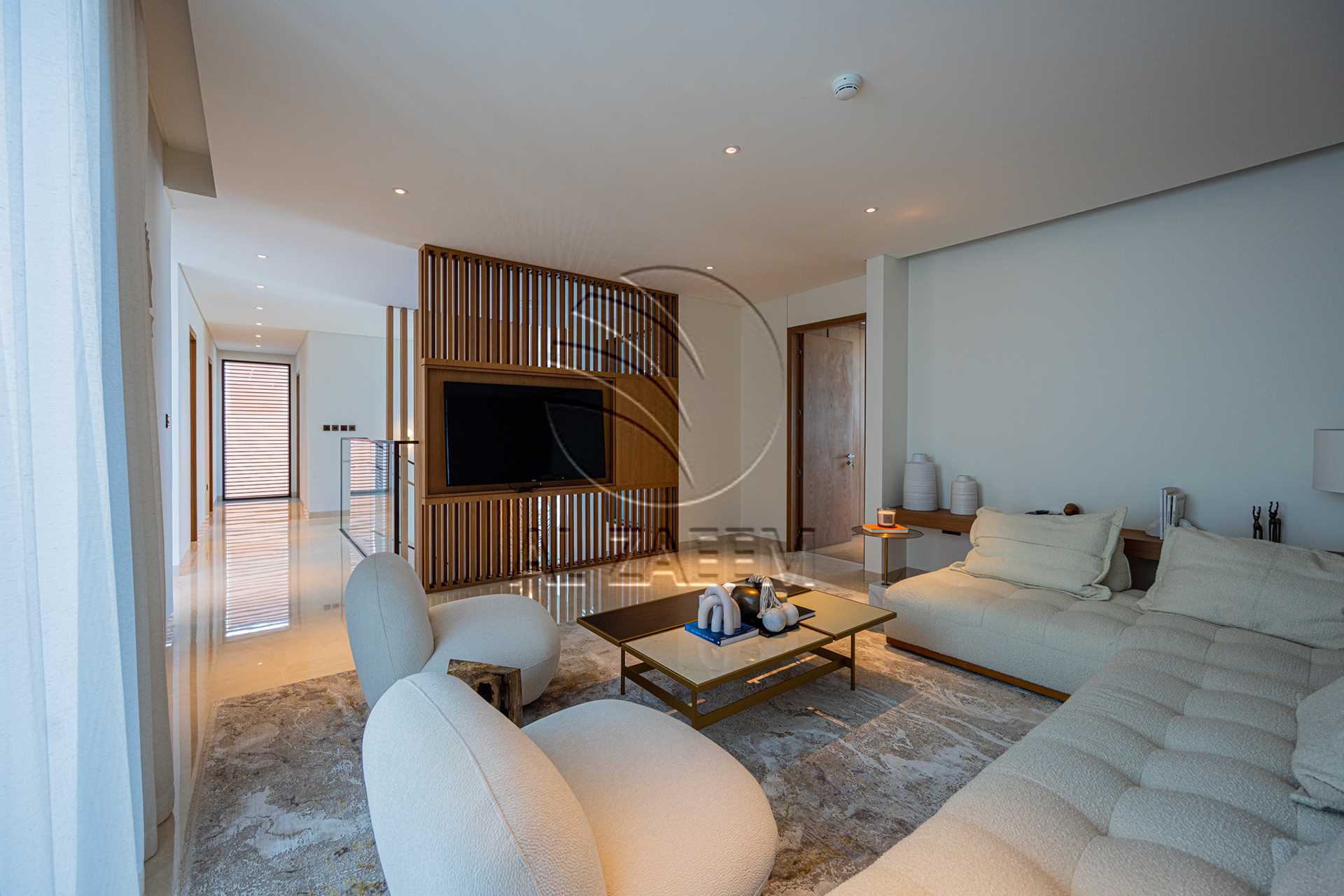 √Luxury Living | High Ceiling | Single Row Corner√