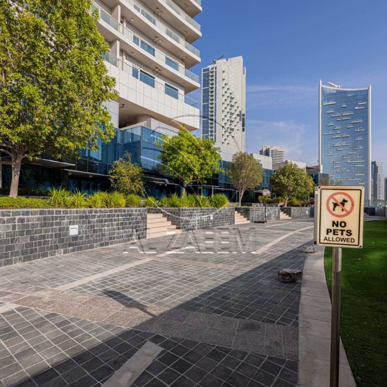 √Ideal for Business | Direct Access to Main Road√