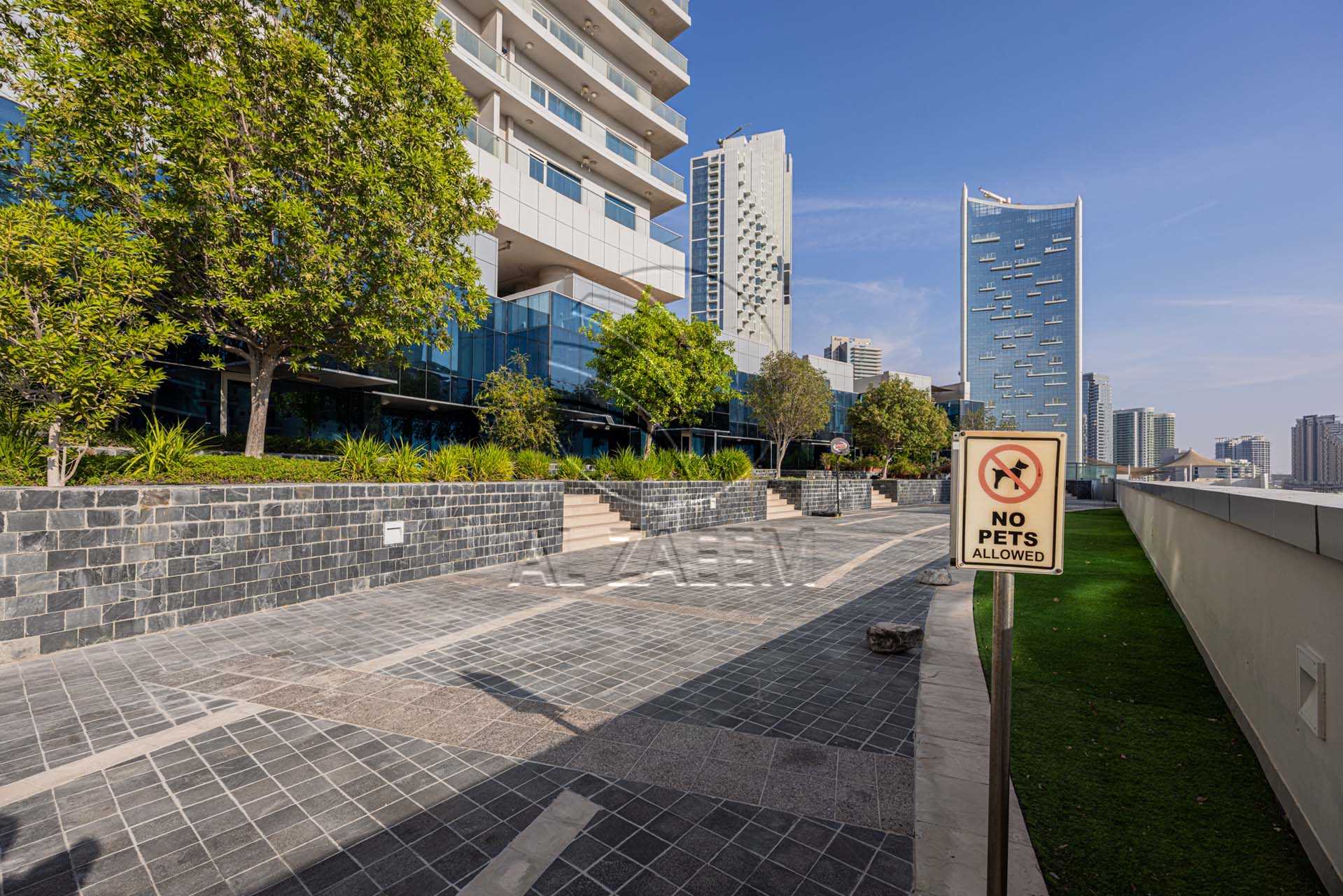 √Ideal for Business | Direct Access to Main Road√