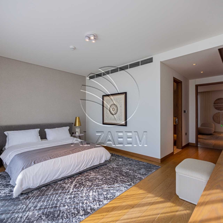 √Luxury Living | High Ceiling | Single Row Corner√
