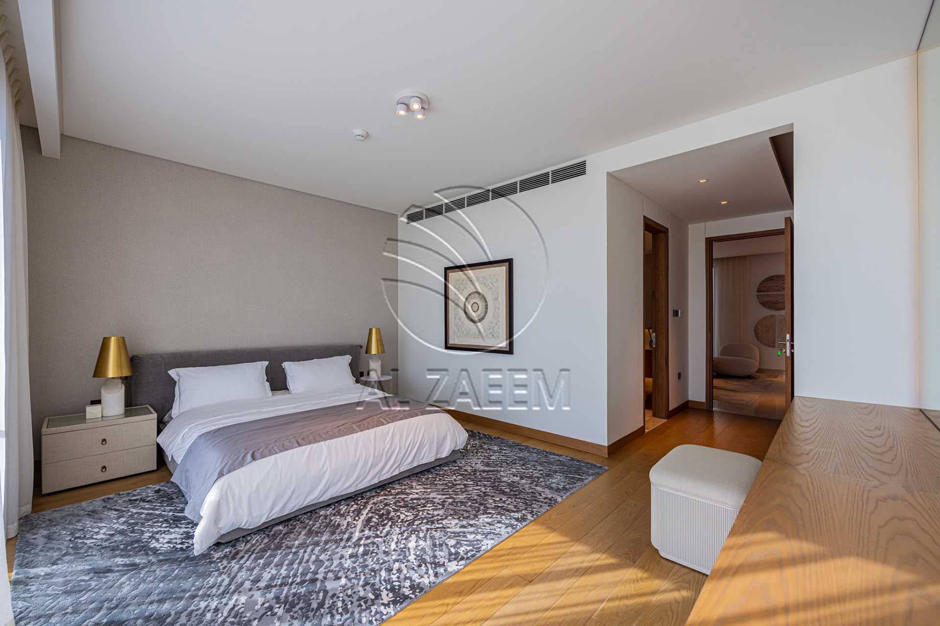 √Luxury Living | High Ceiling | Single Row Corner√