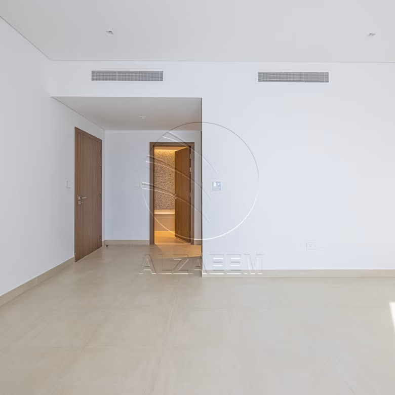 √Huge Corner Unit | VACANT | Steps from the Park√
