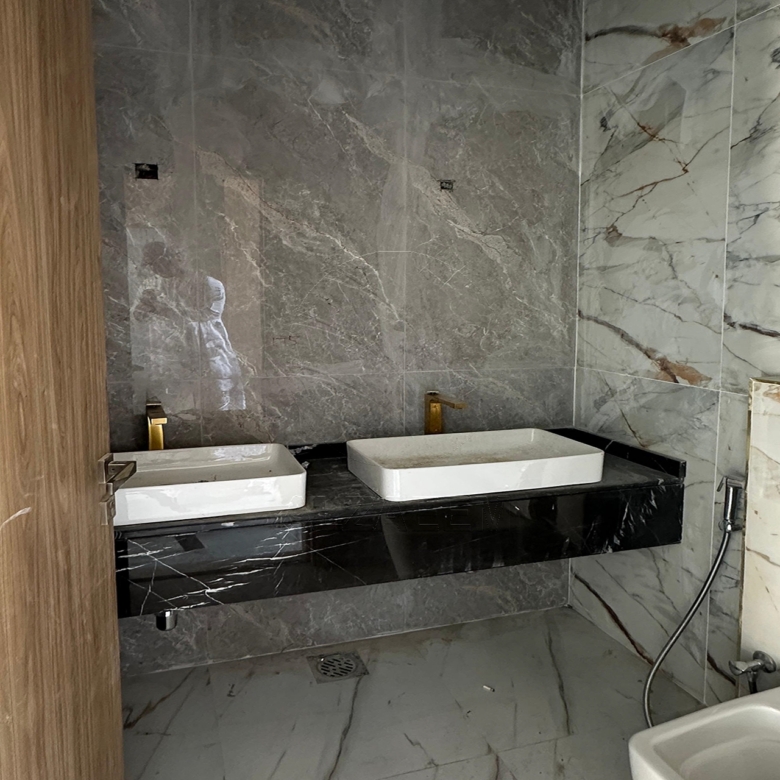 √ Single Row | Biggest Plot | 5BR+Lift+Pool √